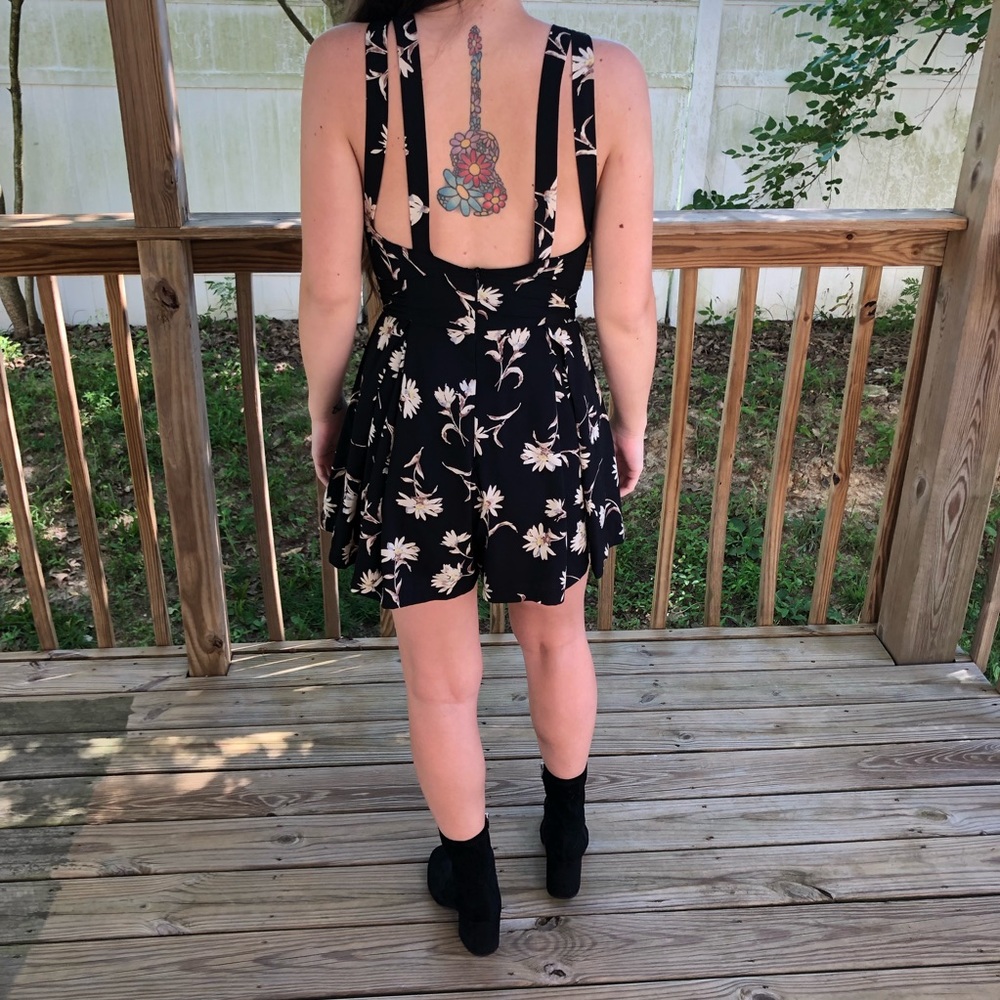 Flowy Backless Romper - Picture 2 of 4